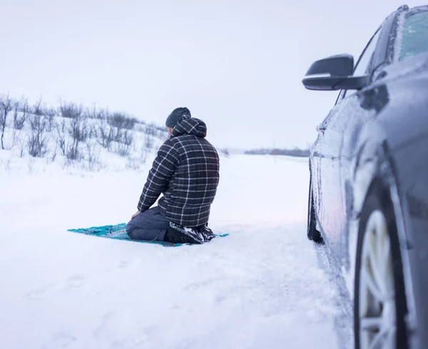 Viajante muçulmano orando na montanha de inverno, foto de alta qualidade Imagens De Bancos De Imagens