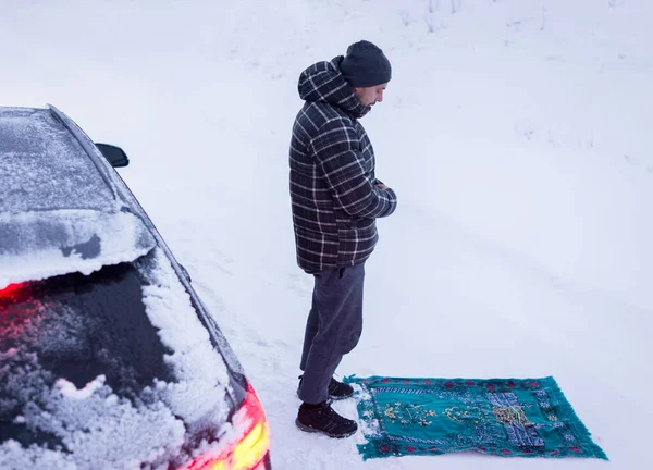 穆斯林旅行者在冬天的山上祈祷，高质量的照片 — 图库照片