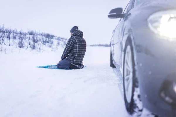 Viajero musulmán rezando en la montaña de invierno, foto de alta calidad — Foto de Stock