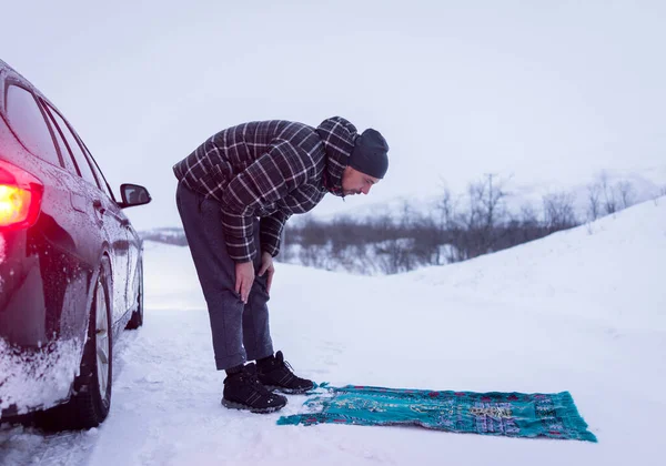 겨울 산에서 기도하는 이슬람 여행자, 높은 품질의 사진 — 스톡 사진