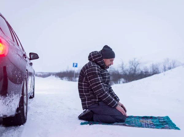 Muselman resenär be på vintern berg, hög kvalitet foto Stockbild