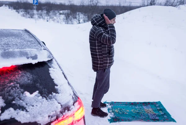 Müslüman gezgin kış dağında dua ediyor, yüksek kaliteli bir fotoğraf. Telifsiz Stok Imajlar