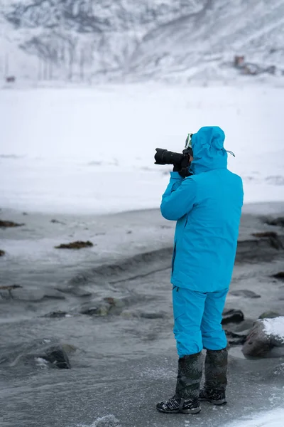 Fotógrafo profesional en tarea en invierno desierto — Foto de Stock