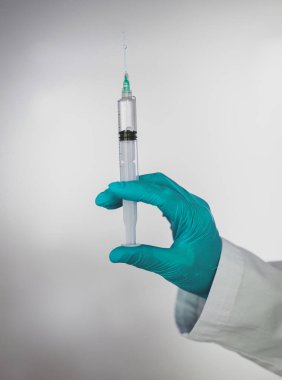 Doktorların elinde Covid 19 aşı