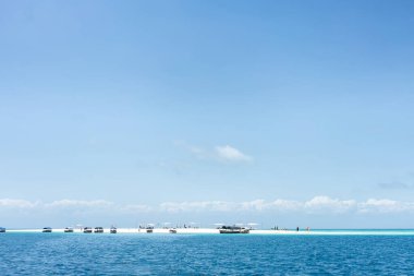 Küçük tropik adada toplanan turistler