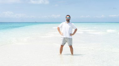 Bir adam güzel tropikal plajın tadını çıkarıyor.