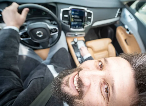 Weitwinkel eines männlichen Fahrers in Luxusauto lizenzfreie Stockbilder