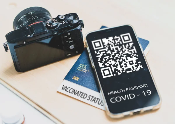 Covid-19 smartphone QR-kod pass, Högkvalitativt foto — Stockfoto