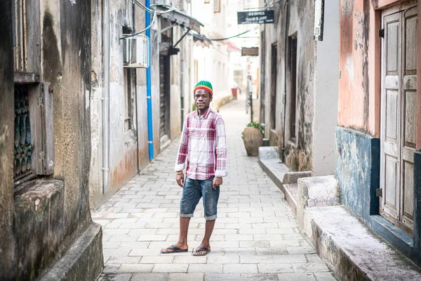 Jovem homem negro na rua da cidade, foto de alta qualidade Imagem De Stock