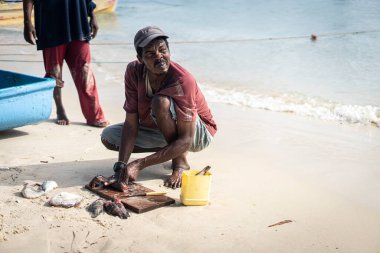 Okyanus kıyısında gizli bir balıkçı.