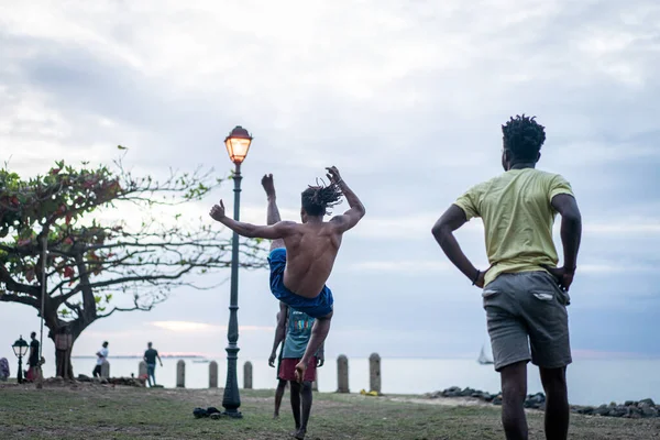 Jovens exercendo artes marciais na praia Fotos De Bancos De Imagens