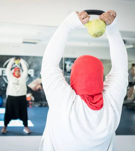 Arabo donna attiva che lavora in palestra — Foto Stock