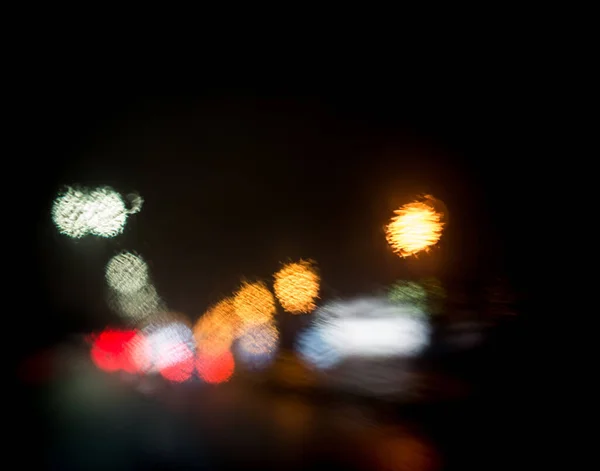 Auto 's beweging op de stad regen nacht straat — Stockfoto