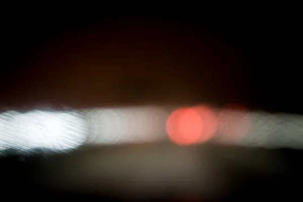都市の雨の夜の通りに車の動き — ストック写真