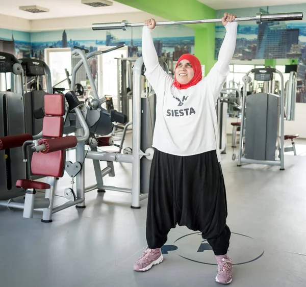 Mujer árabe activa haciendo ejercicio en el gimnasio — Foto de Stock