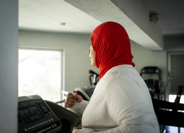 Arabische Frau trainiert aktiv im Fitnessstudio — Stockfoto