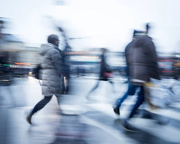 Trein in beweging in het centrum — Stockfoto