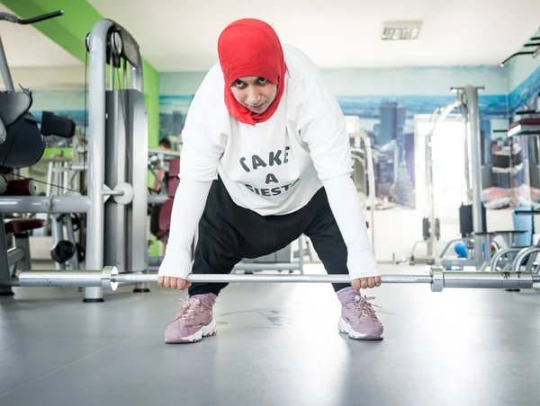 Arabo donna attiva che lavora in palestra — Foto Stock