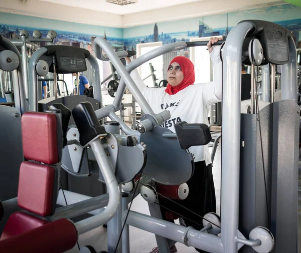 Arabische vrouw actief uit te werken in de sportschool — Stockfoto