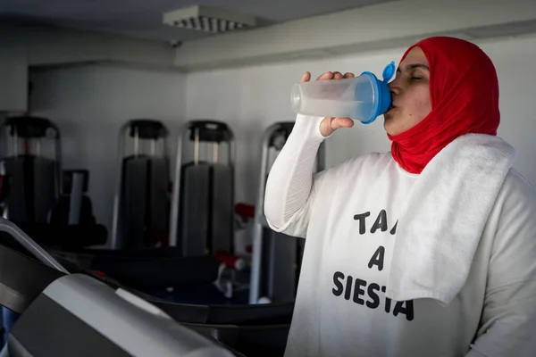 Mujer árabe activa haciendo ejercicio en el gimnasio —  Fotos de Stock