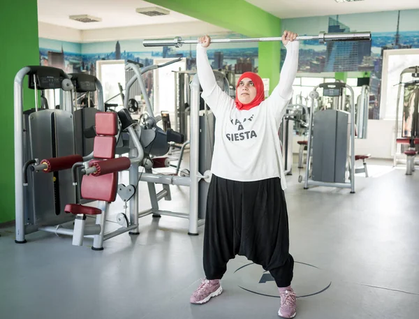 Арабская женщина активно тренируется в тренажерном зале — стоковое фото