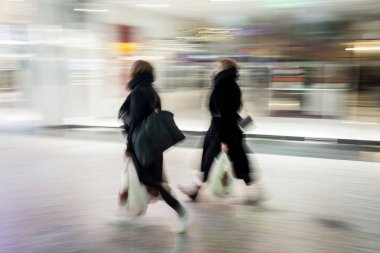 Akşamları kalabalık ve hareketli insanlar.