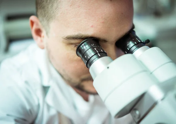 Médico cientista usando microscópio em laboratório hospitalar — Fotografia de Stock