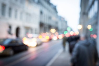 Şehir merkezindeki tren hareket halinde.