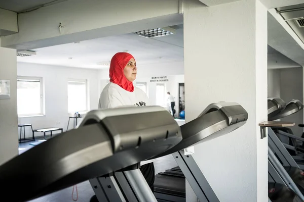 Mujer árabe activa haciendo ejercicio en el gimnasio — Foto de Stock