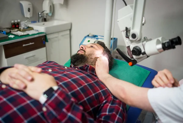 Medico in ospedale controllo orecchio paziente — Foto Stock