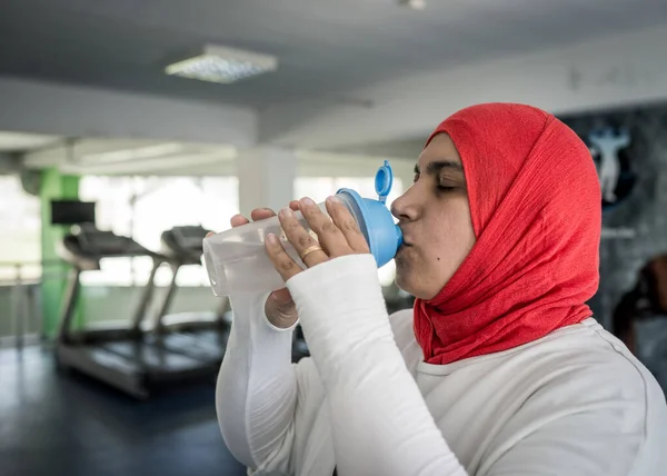 Arab nő aktív edzés edzőteremben — Stock Fotó