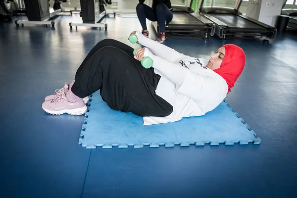 Arabische vrouw actief uit te werken in de sportschool — Stockfoto