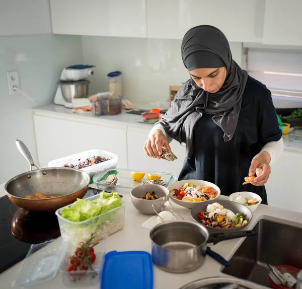 Mujer en la cocina preparando alimentos orgánicos saludables — Foto de Stock