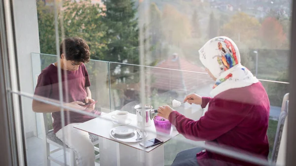 Mamma och son njuter av att dricka te på balkongen — Stockfoto