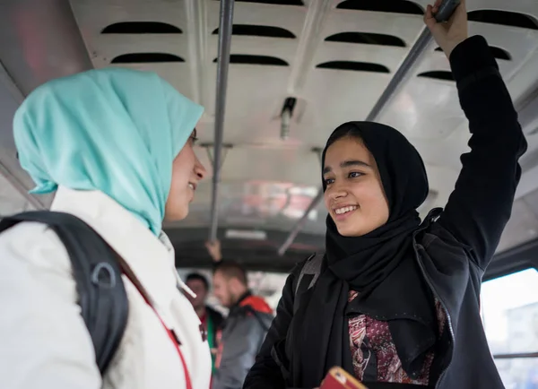 Madre e hija viajando en transporte público en la ciudad —  Fotos de Stock