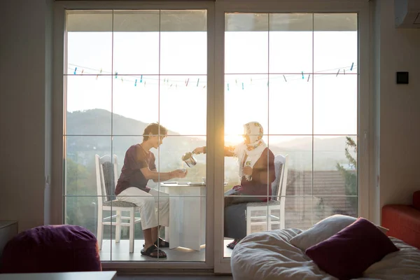 Mutter und Sohn genießen Teetrinken auf Balkon — Stockfoto