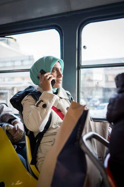 Mulher muçulmana montando transporte público na cidade — Fotografia de Stock