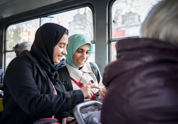 Madre e hija viajando en transporte público en la ciudad —  Fotos de Stock