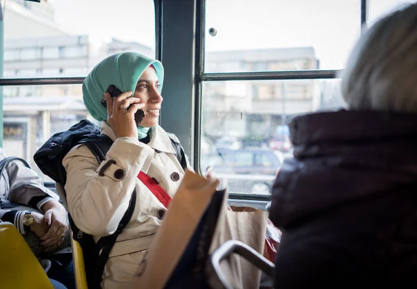 Μουσουλμάνα γυναίκα ιππασία μέσα μαζικής μεταφοράς στην πόλη — Φωτογραφία Αρχείου