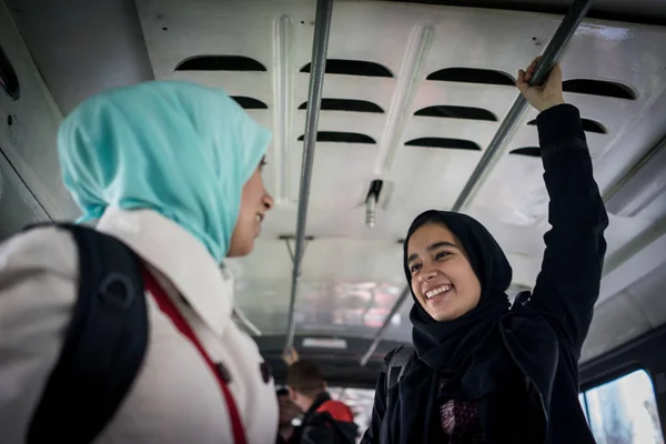 Anne ve kızı şehirde toplu taşıma araçlarına biniyor. — Stok fotoğraf