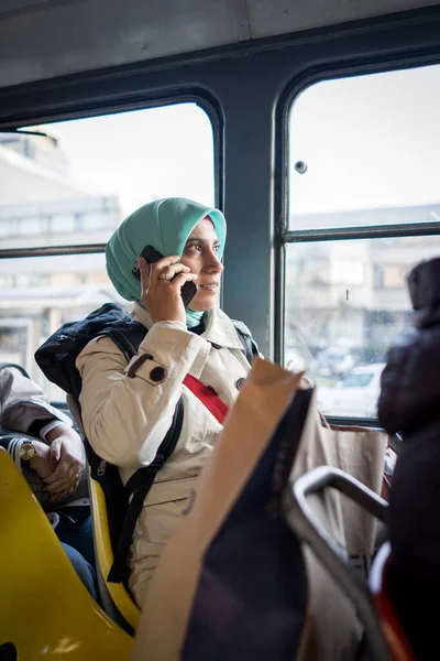 Mulher muçulmana montando transporte público na cidade Fotografias De Stock Royalty-Free