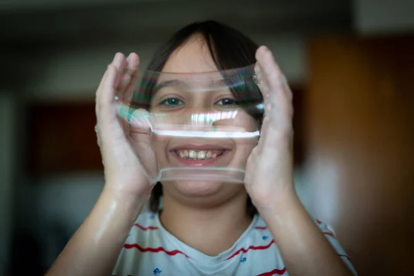 Weinig creatief kind hebben plezier met zeepbel tijdens lockdown — Stockfoto