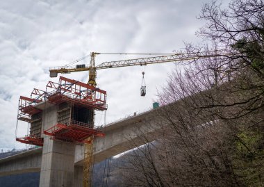 Otoyol köprüsü bağlantısı sıkı çalışma altında
