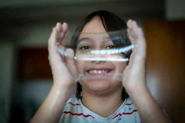 Piccolo bambino creativo divertirsi con bolla di sapone durante il blocco — Foto Stock