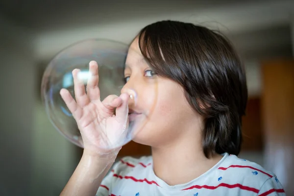 Weinig creatief kind hebben plezier met zeepbel tijdens lockdown — Stockfoto