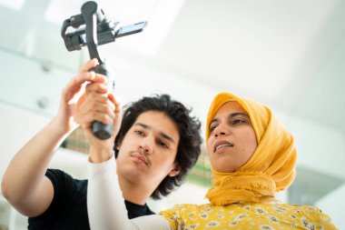 Müslüman kadın video içeriğini çevrimiçi yayınlıyor