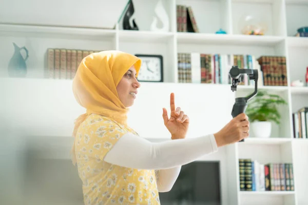 Muslimische Frau streamt Videoinhalte online — Stockfoto