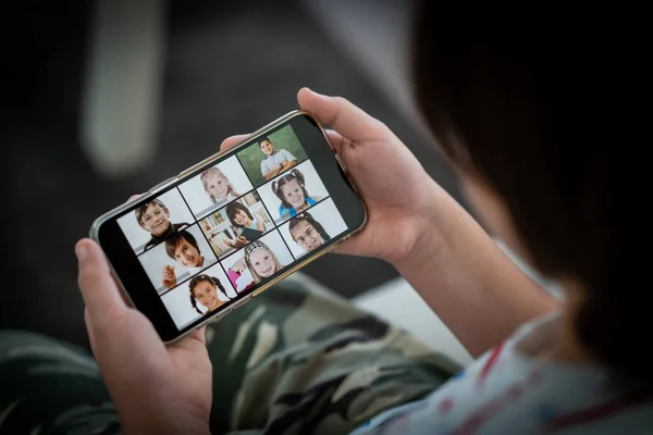 Kleine jongen met online school afstandsonderwijs klasse thuis — Stockfoto