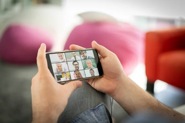 Smartphone conferência de negócios on-line em mãos — Fotografia de Stock