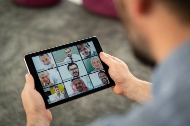 Çevrimiçi iş konferansı ekranı hazır.